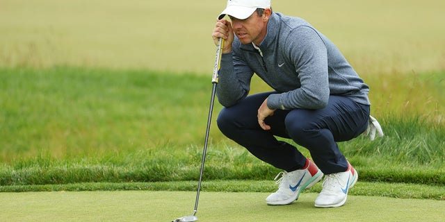 Rory McIlroy fra Nordirland slår til på fjerde green under tredje runde af 122. US Open på The Country Club den 18. juni 2022 i Brooklyn, Massachusetts. 