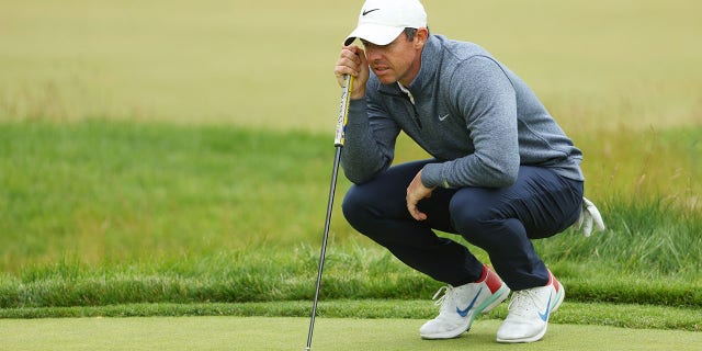 Rory McIlroy de Irlanda del Norte alinea un putt en el cuarto green durante la tercera ronda del 122º Campeonato Abierto de EE. UU. en The Country Club el 18 de junio de 2022 en Brookline, Massachusetts.