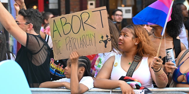 A person holds an "abort the patriarchy" sign at the New York City Pride Parade on June 26, 2022 在纽约市. 