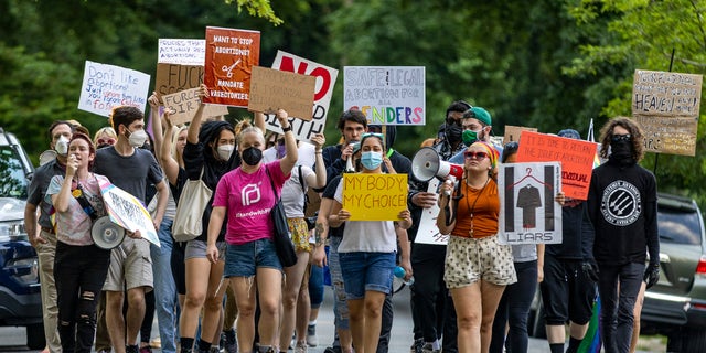 ALEXANDRIA, 弗吉尼亚州 - 六月 27: (EDITORS NOTE: Image contains profanity) Abortion rights protesters demonstrate outside U.S. Supreme Court Justice Samuel Alito's home on June 27, 2022 in Alexandria, 维吉尼亚州. The court's decision in Dobbs v Jackson Women's Health overturned the landmark 50-year-old Roe v Wade case and erased a federal right to an abortion. (Photo by Tasos Katopodis/Getty Images)