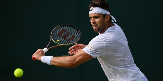 Jiri Vesely, de République tchèque, joue un coup droit contre Alejandro Davidovich Fokina, d'Espagne, lors de leur match de deuxième tour en simple masculin lors de la troisième journée des Championnats de Wimbledon 2022 au All England Lawn Tennis and Croquet Club le 29 juin 2022 à Londres, en Angleterre. 