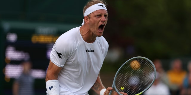 Alejandro Davidovich Fokina d'Espagne célèbre contre Jiri Vesely de République tchèque lors de leur match de deuxième tour en simple masculin le troisième jour des Championnats de Wimbledon 2022 au All England Lawn Tennis and Croquet Club le 29 juin 2022 à Londres, en Angleterre.