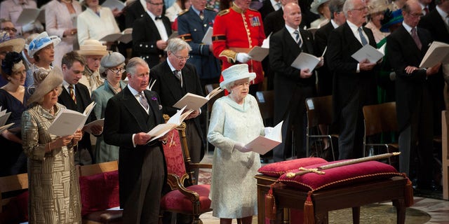 (L-R) カミラ, コーンウォール公爵夫人; チャールズ皇太子, プリンスオブウェールズ; and Queen Elizabeth during a service of thanksgiving to mark the Queen's Diamond Jubilee at St Paul's Cathedral June 5, 2012, ロンドン.