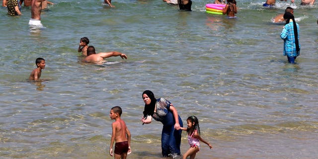 Tribunal francés prohíbe burkinis, no impide que la ciudad permita mujeres en topless en áreas de baño públicas