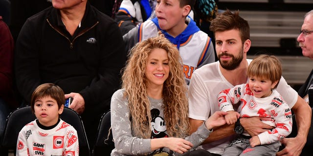 Shakira, Gerard Pique et leurs deux fils assistent au match New York Knicks vs Philadelphia 76ers au Madison Square Garden le jour de Noël 2017.