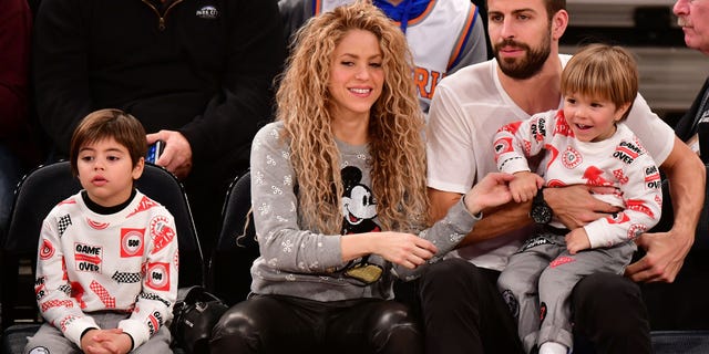 Shakira, Gerard Pique e seus dois filhos participaram do jogo New York Knicks vs Philadelphia 76ers no Madison Square Garden no dia de Natal de 2017.