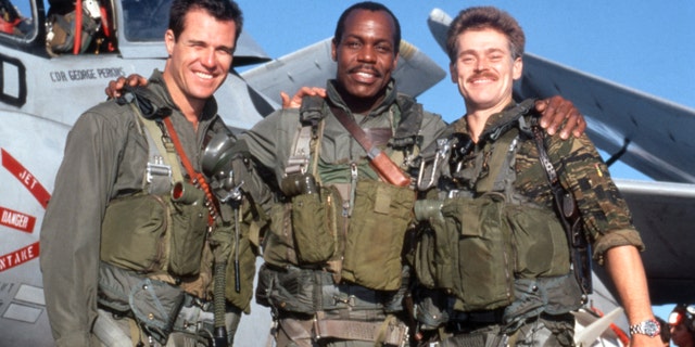 "perjalanan penyusup" Disutradarai oleh John Milius.  Brad Johnson membintangi bersama Danny Glover dalam film aksi tahun 1991.