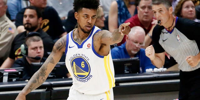 Nick Young # 6 des Golden State Warriors réagit contre les Cleveland Cavaliers lors du quatrième match de la finale de la NBA 2018 remportée 108-85 par les Golden State Warriors contre les Cleveland Cavaliers au Quicken Loans Arena le 6 juin 2018 à Cleveland, Ohio.  