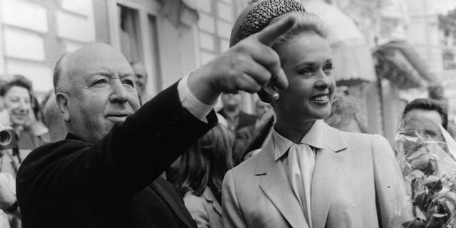 Alfred Hitchcock và nữ diễn viên người Mỹ Tippi Hedren cùng nhau khám phá Cannes sau buổi công chiếu bộ phim kinh dị mới nhất của anh ấy 'The Birds' mà cô đóng vai chính.