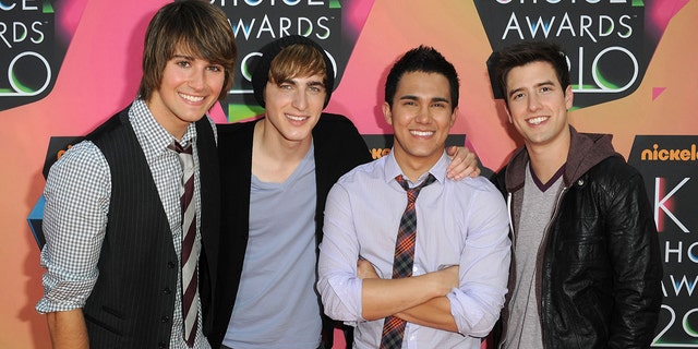 Desde la izquierda: Musicians James Maslow, Kendall Schmidt, Carlos Pena, and Logan Henderson of Big Time Rush arrive at Nickelodeon's 23rd Annual Kids' Choice Awards held at UCLA's Pauley Pavilion on March 27, 2010, En los angeles, California.  