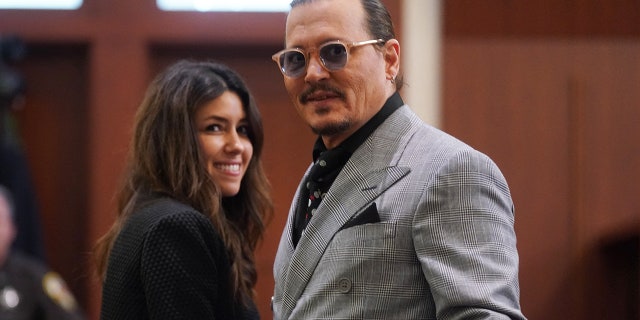 Johnny Depp (R) og hans advokat Camille Vasquez (L) møtte i retten under ærekrenkelsesrettssaken mot ekskonen Amber Heard i juni.