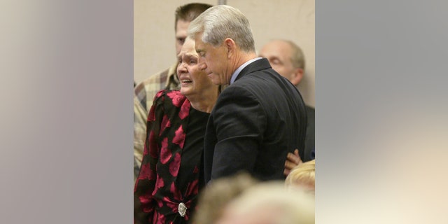 Joan Mackie, mother of Green River Killer victim Cindy Smith, gets a hug from King County Sheriff Dave Reichert at the sentencing of Gary Ridgway in King County Washington Superior Court December 18, 2003, 在西雅图, 华盛顿州.