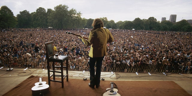 Der amerikanische Singer-Songwriter Don McLean spielt um 1975 bei einem kostenlosen Konzert im Hyde Park in London vor 85.000 Zuschauern.