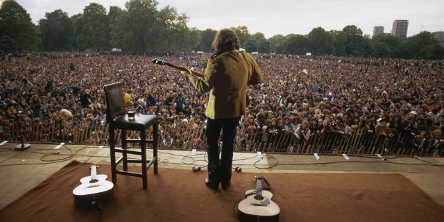 American singer-songwriter Don McLean plays to an audience of 85,000 at a free concert in Hyde Park, London, circa 1975.