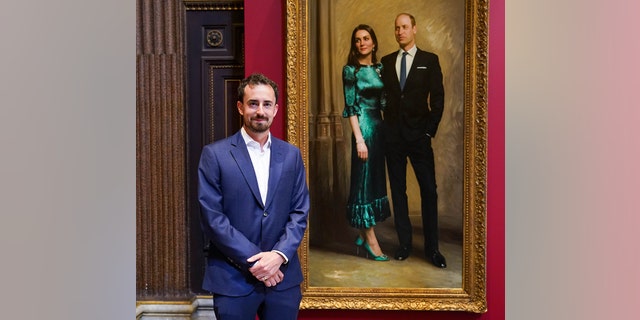 El artista Jamie Coreth en el Museo Fitzwilliam, donde el duque y la duquesa de Cambridge vieron su retrato de ellos durante una visita oficial a Cambridgeshire el 23 de junio de 2022. 