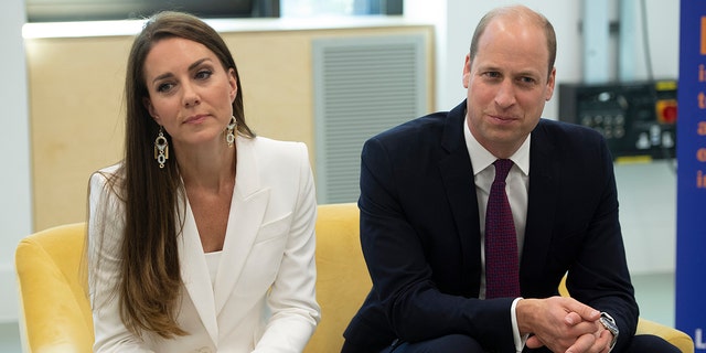 El príncipe William y Catherine, duquesa de Cambridge, hablan con los participantes durante una visita a la iniciativa Elevate en Brixton House el 22 de junio de 2022 en Londres.