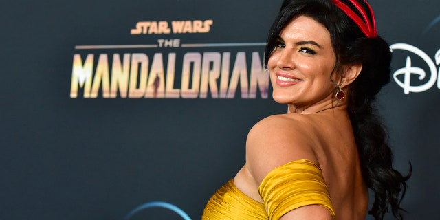 LOS ANGELES, CALIFORNIA - 13 DE NOVIEMBRE: Gina Carano asiste al estreno de Disney+'s "el mandaloriano" en El Capitan Theatre el 13 de noviembre de 2019 en Los Ángeles, California.