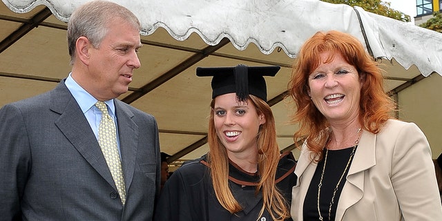 アンドルー王子、デュークヨーク; サラ、ヨーク公爵夫人、右。  9月にゴールドスミスカレッジで卒業式を行った後の娘のベアトリス王女。  2011年9月、ロンドン。 