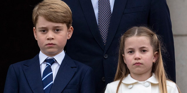 Prince George of Cambridge and Princess Charlotte of Cambridge stand on the balcony at Buckingham Palace at the end of the Platinum Pageant on The Mall on June 5, 2022, in Londen, Engeland. 