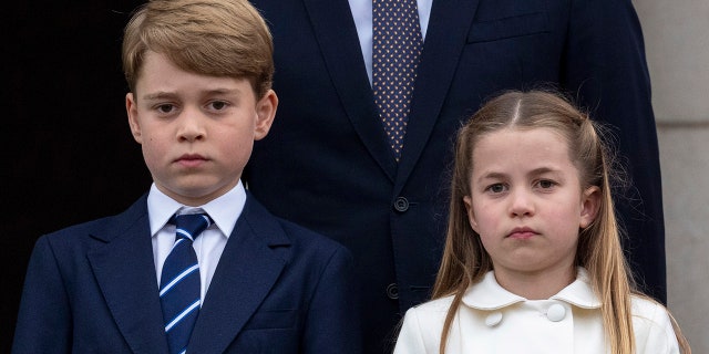 Prince George of Cambridge and Princess Charlotte of Cambridge stand on the balcony at Buckingham Palace at the end of the Platinum Pageant on The Mall on June 5, 2022, in Londen, Engeland.