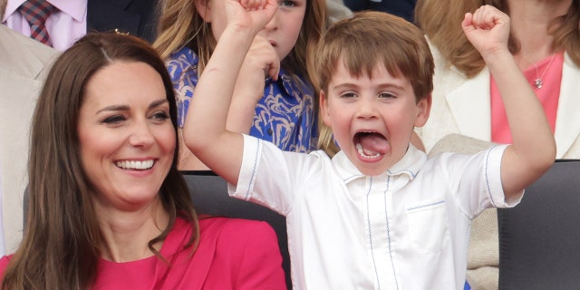 Catherine, la duchessa di Cambridge e il principe Louis di Cambridge guardano il Platinum Jubilee Pageant dal Royal Box durante il Platinum Jubilee Pageant il 05 giugno 2022 a Londra, Inghilterra.