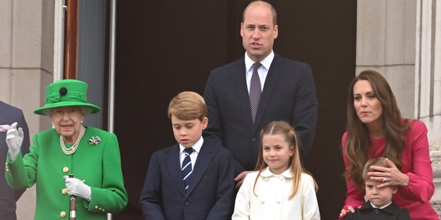 Queen Elizabeth II, Prince George, Prince William, Princess Charlotte, Catherine, Duchess of Cambridge and Prince Louis of on the balcony during the Jubilee Pageant on June 5, 2022, in London.