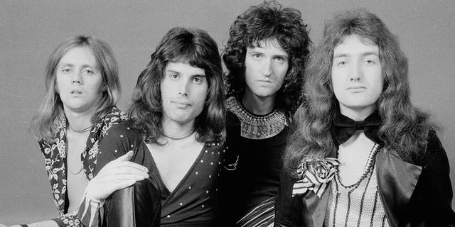 British rock band Queen, 伦敦, 1973, 从左起, drummer Roger Taylor, singer Freddie Mercury, guitarist Brian May and bassist John Deacon.