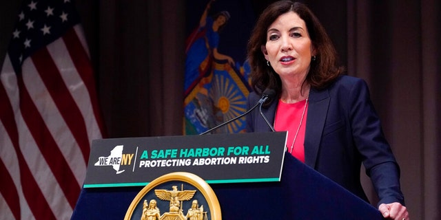 فرماندار نیویورک، کتی هوچول، در طی مراسمی برای امضای بسته قانونی برای حمایت از حقوق سقط جنین در نیویورک، دوشنبه، 13 ژوئن 2022 صحبت می کند. 