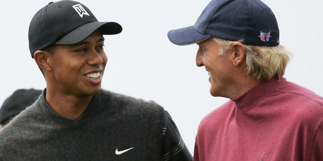 Tiger Woods fra USA og Greg Norman fra Australien joker under første runde af 133rd Open Championship på Royal Troon Golf Club den 15. juli 2004 i Troon, Skotland.