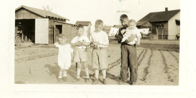 1931 年，惠斯勒（右二）和他的四个兄弟姐妹。