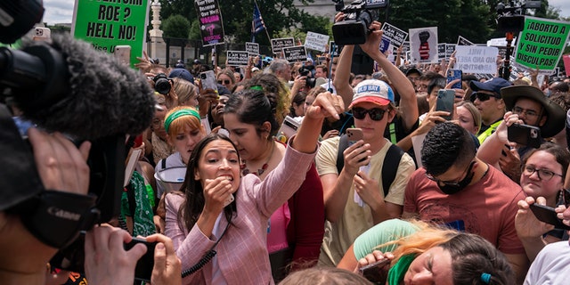 WASHINGTON, DC - JUNIO 24: Reps. Alejandría Ocasio-Cortez (D-NY) speaks to abortion-rights activists in front of the U.S. Supreme Court after the Court announced a ruling in the Dobbs v Jackson Women's Health Organization case on June 24, 2022 en Washingtocorriente continua DC.  