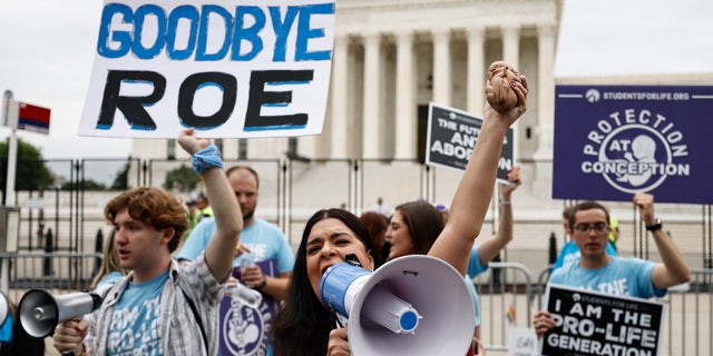 WASHINGTON DC – 21 JUIN: Des manifestants devant la Cour suprême mardi matin avant une éventuelle annonce sur Dobbs v. Jackson