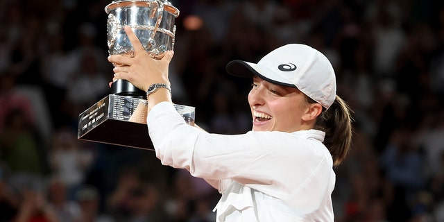 当天，在女子决赛对阵美国的 Coco Gauff 之后，波兰的 Iga Swiatek 在颁奖仪式上庆祝她的胜利 14 法国公开赛的 2022, 6 月在罗兰加洛斯球场举行的年度第二个网球大满贯赛事 4, 2022 在巴黎, 法国.