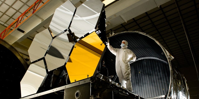 Dave Chaney, leitender optischer Testingenieur bei Ball Aerospace, inspiziert sechs Hauptspiegelsegmente, kritische Elemente des James Webb-Weltraumteleskops der NASA, bevor er in Röntgenkühlung &  Die Kühlanlage im Marshall Space Flight Center der NASA in Huntsville, Alabama. 