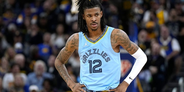 Ja Morant #12 de los Memphis Grizzlies mira a los Golden State Warriors en la segunda mitad del tercer juego de las semifinales de los playoffs de la NBA en el Chase Center el 7 de mayo de 2022 en San Francisco, California. 