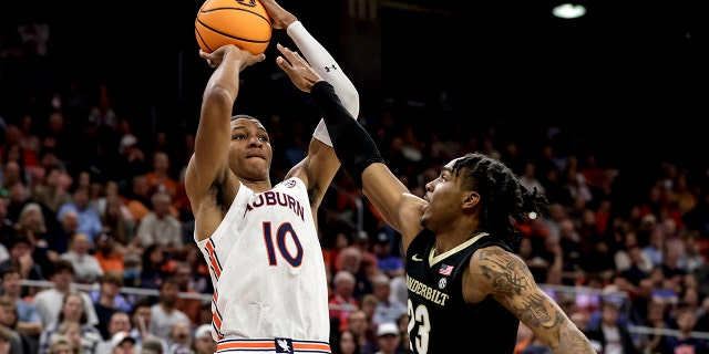 Auburn forward Jabari Smith (10) became Vanderbild's guard Jabari Mann (23) later in the NCAA College Basketball match on February 16, 2022 in Auburn, Alabama. I shot 3 pointers.