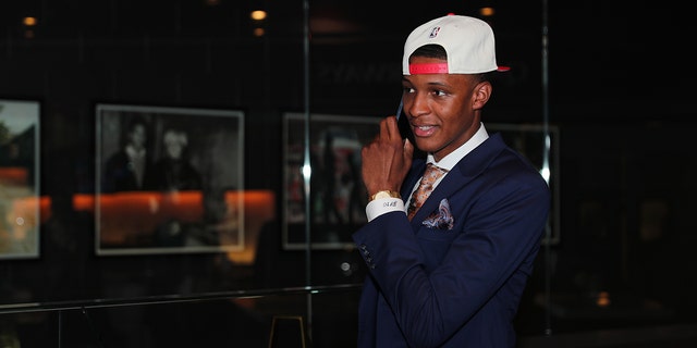 Una foto detrás de escena de Jabbari Smith Jr. durante el Draft de la NBA de 2022 el 23 de junio de 2022 en el Barclays Center en Brooklyn, Nueva York.