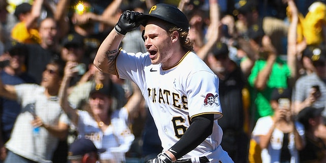 Jack Suwinski # 65 of the Pittsburgh Pirates rolled his base to the San Francisco Giants after hitting a walkoff off a solo home run during a match at PNC Park in Pittsburgh on June 19, 2022. Reacts when you win 4-3. Pennsylvania.