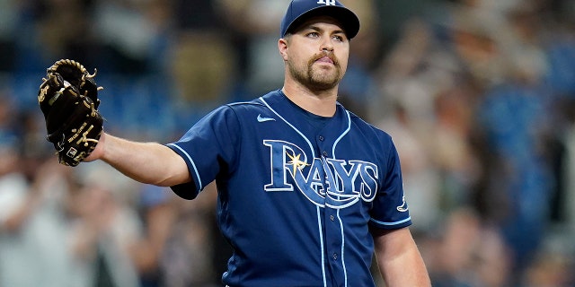 El jugador de los Rays de Tampa Bay, Jalen Beeks (68), reacciona después de permitir dos jonrones frente a Jake Burger, de los Medias Blancas de Chicago, durante la octava entrada de un juego de béisbol el sábado 4 de junio de 2022 en St. Petersburg, Florida.