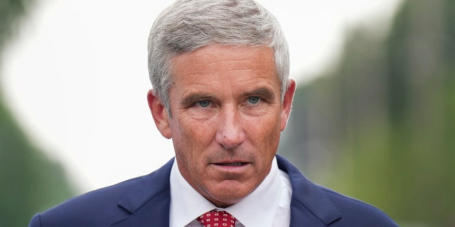 PGA Tour-kommissær Jay Monahan stopper efter at have talt med sportscasteren Jim Nantz om LIV Golf Tour under fjerde runde af Canadian Open på St. George's Golf and Country Club i Toronto søndag den 12. juni 2022.