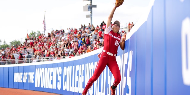 Jayda Coleman #24 de los Oklahoma Sooners se calienta antes del partido contra los Texas Longhorns durante el Campeonato de Softbol Femenino de la División I celebrado en el Salón de la Fama de la ASA el 9 de junio de 2022 en la ciudad de Oklahoma, Oklahoma.