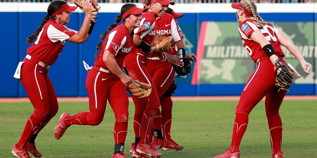 Los Oklahoma Sooners celebran después de que Jayda Coleman #24 salvó un jonrón en la primera mitad contra los Texas Longhorns durante el Campeonato de Softbol Femenino de la División I celebrado en el Salón de la Fama de la ASA el 9 de junio de 2022 en la ciudad de Oklahoma, Oklahoma.