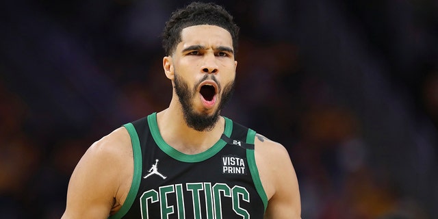 Boston Celtics forward Jayson Tatum (0) reacts after scoring against the Golden State Warriors during the second half of Game 5 of basketball's NBA Finals in San Francisco, Maandag, Junie 13, 2022.