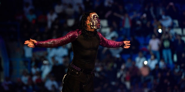 Jeff Hardy entra al ring durante un pago por evento de los cuartos de final de la Copa Mundial de la WWE Crown Jewel en el estadio de la Universidad King Saud en Riyadh el 2 de noviembre de 2018.