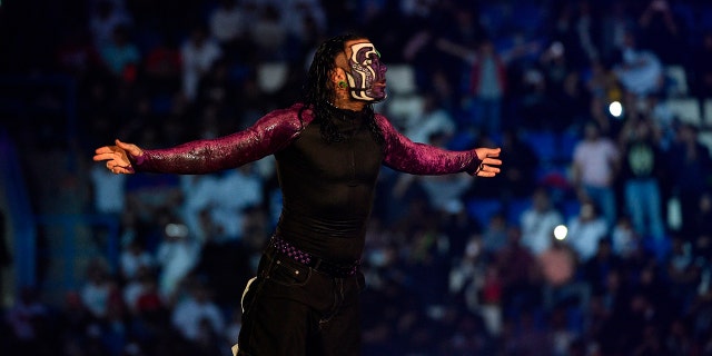 Jeff Hardy entra al ring durante un pago por evento de los cuartos de final de la Copa Mundial de la WWE Crown Jewel en el estadio de la Universidad King Saud en Riyadh el 2 de noviembre de 2018.