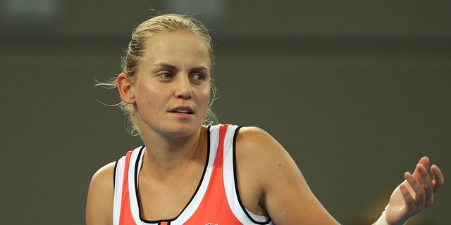 Australia's Jelena Dokic lost points in her first round match against Serbian Anaiwanovich on the second day of Brisbane International 2010 at the Queensland Tennis Center in Brisbane, Australia on January 4, 2010. After that, it reacts.