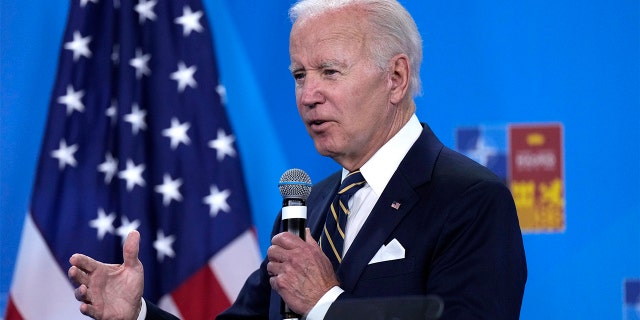 Prezydent Biden przemawia podczas briefingu medialnego na zakończenie szczytu NATO w Madrycie, Hiszpania, czwartek, 30 czerwca 2022 r. (AP Photo/Bernat Armangue)