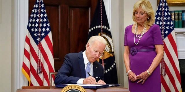 President Biden signs into law S. 2938, the Bipartisan Safer Communities Act gun safety bill, in the Roosevelt Room of the White House in Washington, Sabato, giugno 25, 2022. First lady Jill Biden looks on at right. 