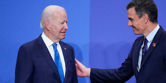 バイデン大統領, 左, talks to Spanish Prime Minister Pedro Sanchez at the official arrivals for the NATO summit in Madrid, スペイン, 水曜日に, 六月 29, 2022. (AP Photo/Bernat Armangue)