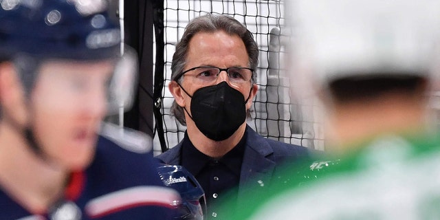 Head Coach John Tortorella of the Columbus Blue Jackets watches his team play against the Dallas Stars at Nationwide Arena on March 14, 2021 in Columbus, 오하이오.